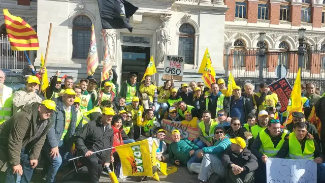 Un grupo de agricultores aragoneses hoy en la manifestación de Madrid.
