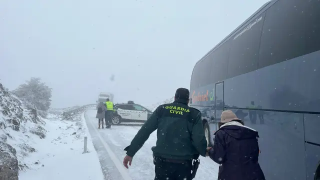 Operación de evacuación de los pasajeros de un autobús en Corbalán.