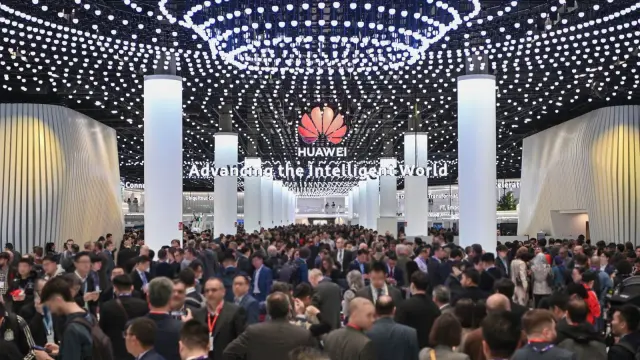 La fotografía captura el vibrante ambiente en el evento MWC 2024 de Huawei, titulado "Avanzando hacia un mundo inteligente".