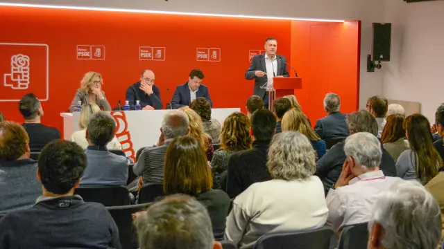 Momento de la intervención de Fernando Sabés en el comité provincial del PSOE de Huesca.