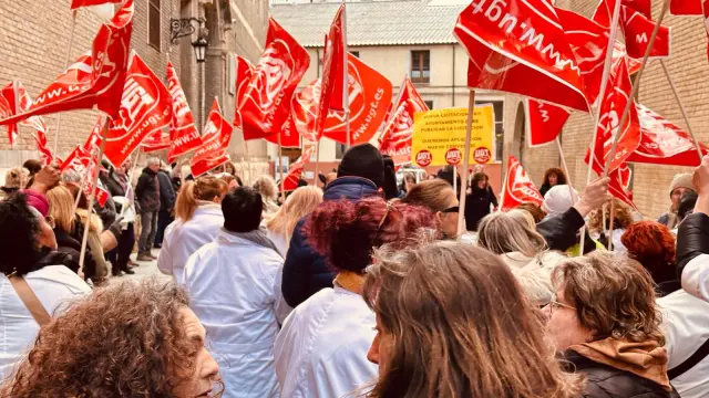 Concentración de protesta de las trabajadoras de Ayuda a Domicilio de Zaragoza frente a la Casa de los Morlanes.