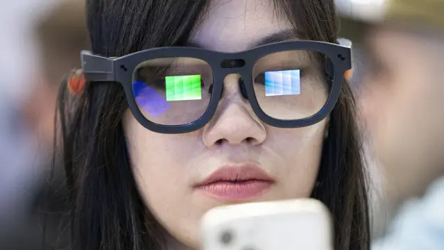 Estas gafas AR ultraligeras son la versión 2.0 de su predecesora. Pesa aproximadamente 60 gramos, lo que es aproximadamente la mitad del peso de la versión original de 120 gramos. Utilizan la plataforma Snapdragon AR1 Gen 1 y son las primeras gafas con pantalla 3D a todo color del mundo. La tecnología de visualización de guía de onda óptica MicroLED permite imágenes 3D vibrantes en lentes delgadas y transparentes, ofreciendo un amplio campo de visión. Cuentan con 19 sensores de alta precisión para visión, tacto y oído, incluyendo cámaras RGB, sensores ToF, LiDAR y micrófonos. Brillo ocular líder en la industria de hasta 1,500 nits, lo que permite su uso incluso bajo luz solar intensa. Cámara de alta definición de 12MP para captura en perspectiva en primera persona.