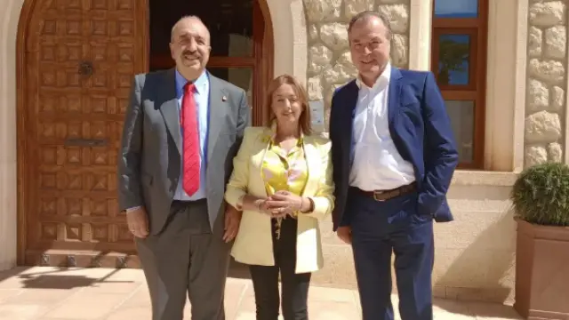 Reunión celebrada en 2020 en Calamocha entre el alcalde, Manuel Rando -izquierda-; la teniente de alcalde, Sonia Palacio; y el presidente de Tönnies, Clemens Tönnies.