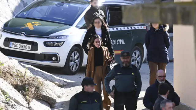 El acusado, su abogada y agentes de la Guardia Civil se dirigen a la casa de Ontiñena para la reconstrucción de los hechos.