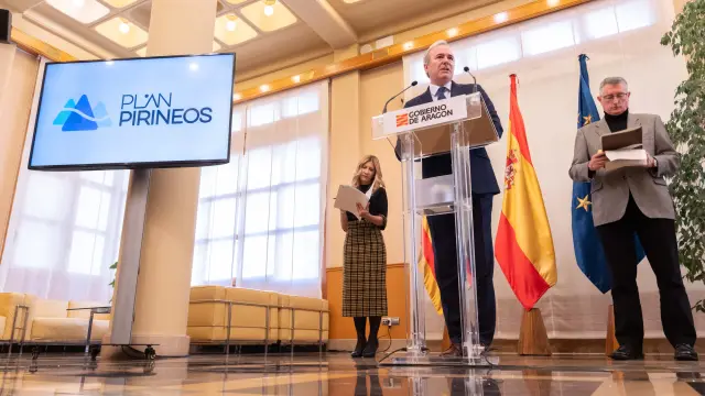 El presidente aragonés, Jorge Azcón, ha comparecido este miércoles tras el Consejo de Gobierno para dar cuenta de los primeros proyectos del Plan Pirineos junto Mar Vaquero y Manuel Blasco.