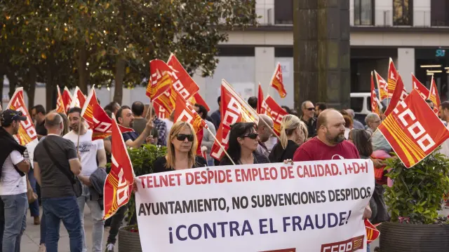 Concentración de los trabajadores de Telnet Redes Inteligentes en la plaza del Pilar de Zaragoza.