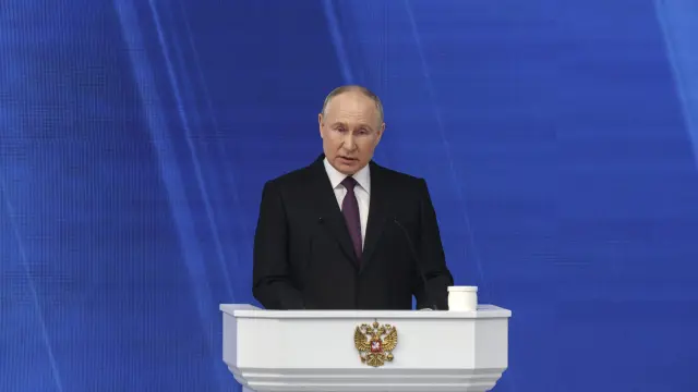 El presidente ruso, Vladimir Putin, pronuncia su discurso anual ante la Asamblea Federal en el centro de conferencias Gostiny Dvor en Moscú