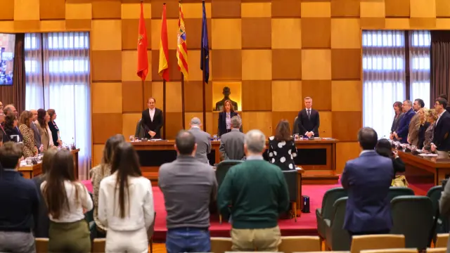 La entrega del reconocimiento, que se otorga a todos los exalcaldes de Zaragoza, ha salido adelante con los votos de PP, PSOE y ZEC. Vox se ha ido del pleno.