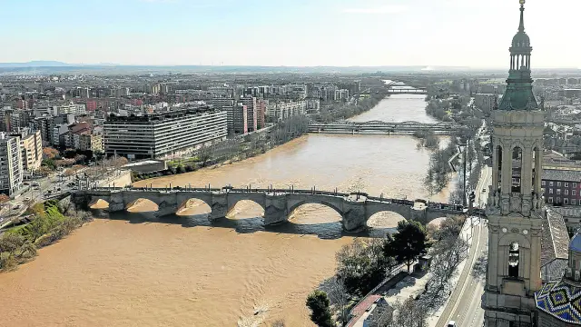 El Ebro, este viernes a su paso por Zaragoza con un caudal de 1.633 metros cúbicos por segundo y una altura de cinco metros. guillermo mestre