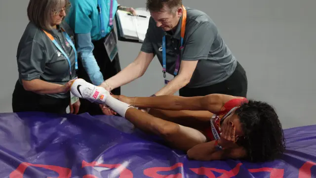 La atleta española María Vicente tras romperse el tendón de Aquiles en el Mundial de Glasgow.