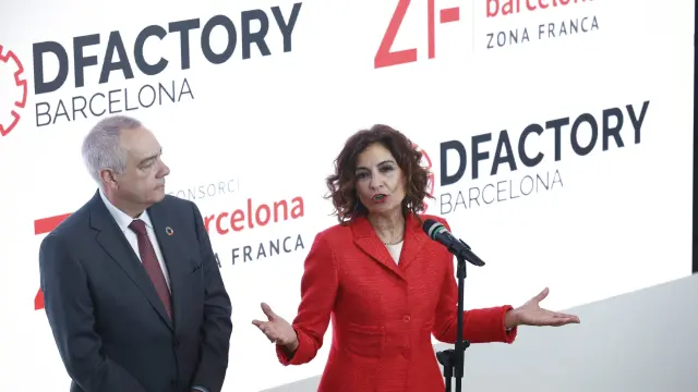 La vicepresidenta del Gobierno y ministra de Hacienda, María Jesús Montero (d), durante la visita efectuada esta mañana al DFactory Barcelona