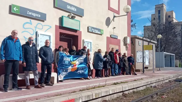 Vecinos de Grañén en la concentración de este domingo para reivindicar la mejora del tren convencional.