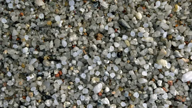 Los 'pellets' aparecidos en la costa de Galicia han vuelto a alertarnos sobre los problemas que causa el uso de plásticos.