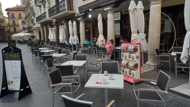 Terrazas de bares en la plaza del Torico, uno de los espacios con más mesas de la ciudad.