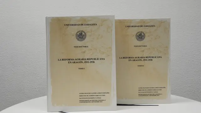 Los dos tomos de la tesis doctoral defendida por Javier Lambán en la Universidad de Zaragoza, titulada 'La reforma agraria republicana en Aragón, 1931-1936'.