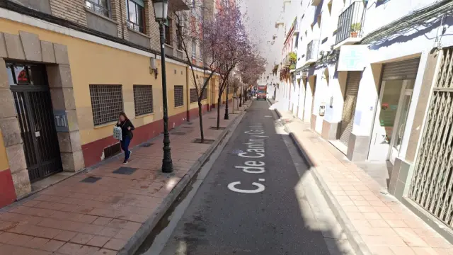 En la calle Cantín y Gamboa de Zaragoza la Policía detuvo a tres personas por una pelea con cuchillos este lunes.