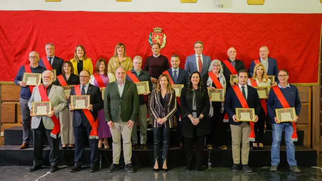 Los alcaldes de los barrios rurales de Zaragoza para los próximos cuatro años, con la alcaldesa y miembros y portavoces de la corporación municipal.