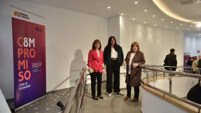De izquierda a derecha, la directora del IAM, la alcaldesa y la consejera, en la visita al centro de crisis de Huesca.