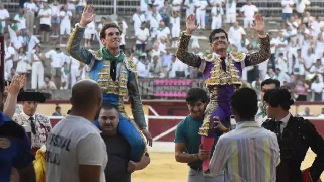 Ginés Marín y Joselito Adame, saliendo a hombros en la feria taurina de San Lorenzo 2023 de Huesca.