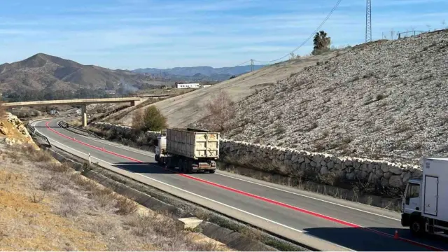 La Consejería de Fomento de la Junta de Andalucía ha colocado esta señal en una de las carreteras más peligrosas de España.