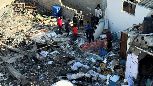 Palestinos buscan entre los escombros tras un ataque israelí en la Franja de Gaza.