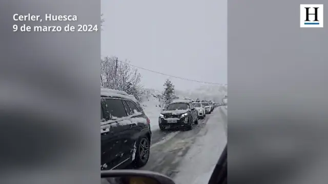 Debido a la nieve, se ha producido un atasco en la carretera de Cerler