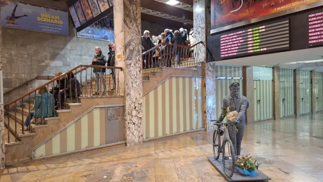 Fila en las escaleras del Palafox este sábado, poco antes de las 19.30, con la escultura de Mauricio Aznar en el centro del pasaje.