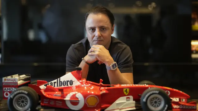 El expiloto de Fórmula Uno Felipe Massa posa para una fotografía en su casa en Sao Paulo, Brasil, el 31 de agosto de 2023