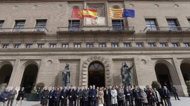 Minuto de silencio en la puerta del Ayuntamiento de Zaragoza