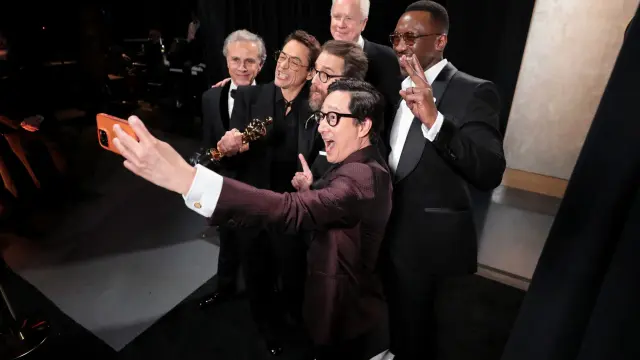Robert Downey junior posa con los compañeros que le entregaron el premio, Ke Huy Quan, Sam Rockwell, Mahershala Ali, Christoph Waltz y Tim Robbins.