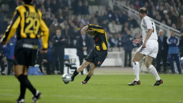 Luciano Martín Galletti dispara a la portería del Real Madrid en la final de Copa del Rey de 2004 en Montjuic. Aquel balón sorprendió a César Sánchez e hizo el definitivo 2-3, que significó la sexta Copa del equipo aragonés.