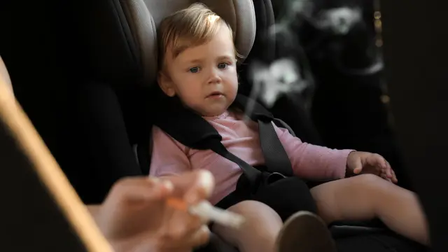 Fumar en el coche con niños dentro puede estar dentro de la lista de espacios prohibidos.