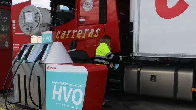 Repostaje de diésel 100% renovable de un camión de Carreras en la estación de servicio de Cepsa en Mercazaragoza.