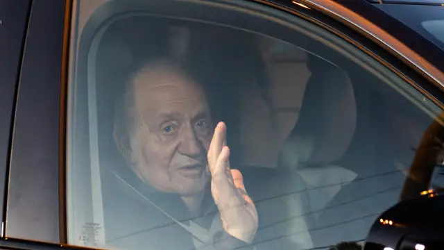 El Rey emérito Juan Carlos I saluda a su llegada a Sanxenxo este miércoles.