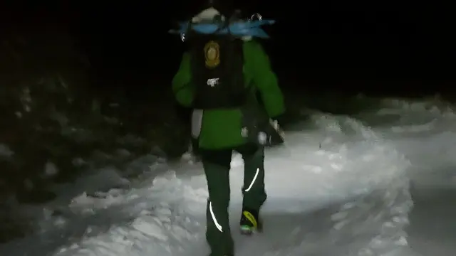 Un agente de la Guardia Civil se dirige a pie al lugar donde habían quedado atrapados los ocupantes de un vehículo en el Pico del Buitre de Javalambre.