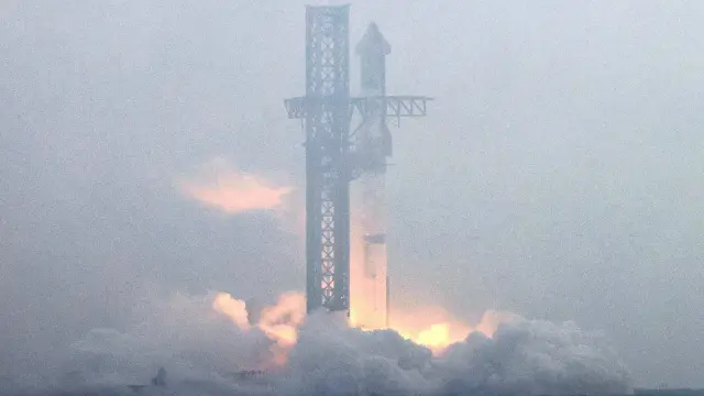 La nave Starship de la empresa de Elon Musk, Space X, en el momento del despegue