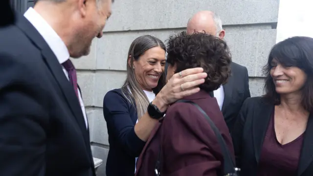 La portavoz de Junts en el Congreso, Miriam Nogueras saluda a la diputada de ERC Pilar Vallugera, a la salida del Congreso de los Diputados tras quedar aprobada la Ley de amnistía.