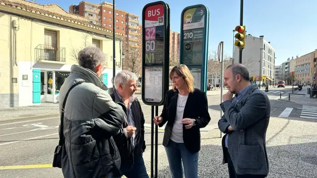 La portavoz del PSOE, Lola Ranera, ha visitado este jueves Santa Isabel junto al concejal Chema Giral.