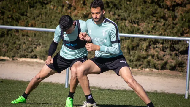 Miguel Loureiro e Iván Martos comparten ejercicio ayer en la Base Aragonesa de Fútbol.