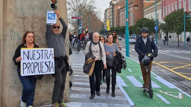 Zaragoza Ciclista hizo este jueves una 'performance' para pedir una solución a este tramo conflictivo.