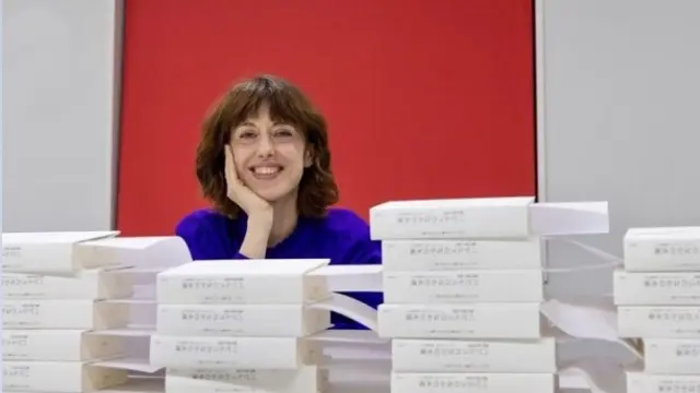 Irene Vallejo, junto a varias pilas de edición en japonés de 'El infinito en un junco'.
