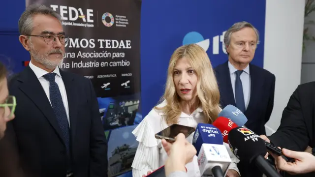 Ricardo Rojas, vicepresidente de Tedae y presidente de aviones comerciales de Airbus, junto a la consejera de Economía, Mar Vaquero, y el presidente de Tedae, Ricardo Martí Fluxá, este martes en el ITA en Zaragoza.