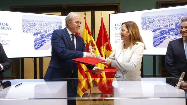 El presidente del Gobierno de Aragón, Jorge Azcón, y la alcaldesa de Zaragoza, Natalia Chueca, durante la firma de protocolo para construir 1.000 viviendas de alquiler asequible en la ciudad.
