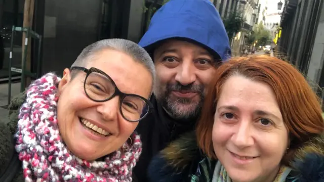 Selfie con María Dantas y Cristina Giagnotti en Madrid diciembre 2021. Arturo Hortas está en el centro.
