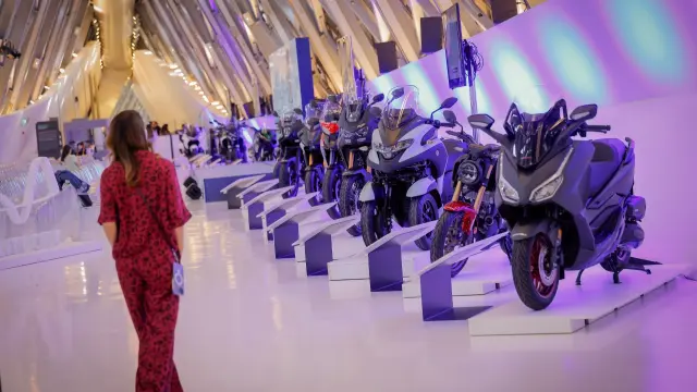Algunas de las 42 motos de más alta tecnología que pueden verse en la exposición Mototec 2024' en la sede de Mobility City, el puente de Zaha Hadid.