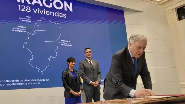 El consejero de Vivienda de Aragón, Octavio López, firma en el Ministerio el convenio para la construcción de 128 pisos de alquiler asequible en la Comunidad