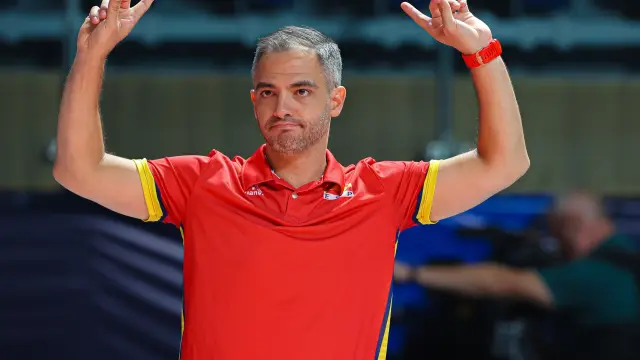 Miguel Rivera da instrucciones durante un partido de la selección española de voleibol.