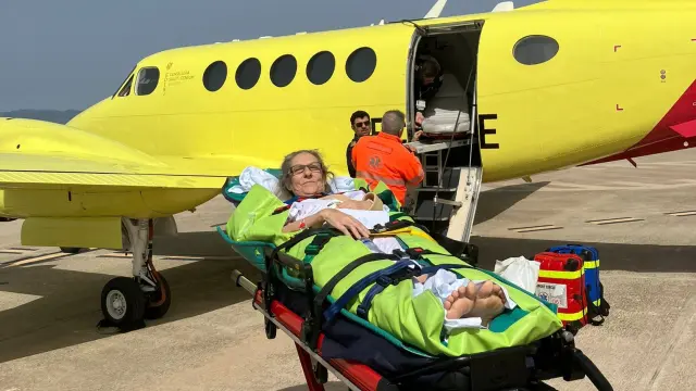 Emilia López, junto al avión medicalizado que la ha trasladado desde Mallorca a Zaragoza .