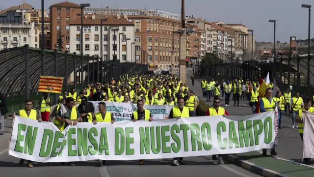 Los manifestantes, a su paso por el nuevo viaducto de Teruel.