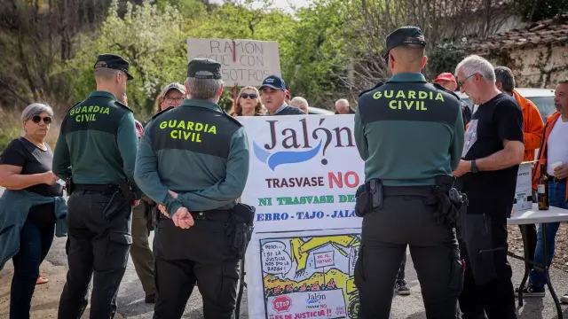 Protestas con cortes de caminos por vecinos de Paracuellos de la Ribera